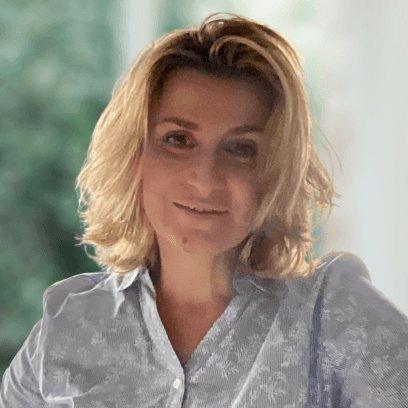 Giorgia Tarologue Lyon Cartomancienne, spécialisée dans le tarot Indira et le tarot de Marseille depuis plus de 10 ans.